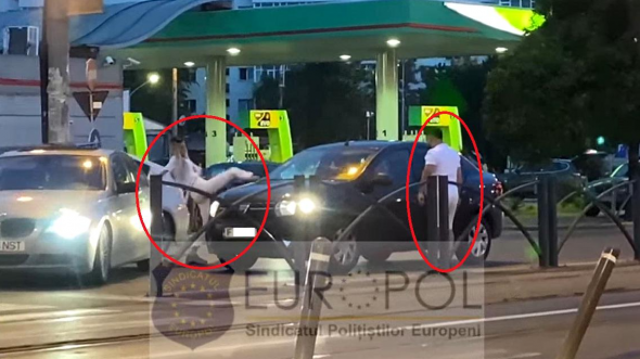 Șoferul unei Dacia Logan, bătut în trafic de un bărbat care conduce un BMW. S-a năpustit cu o croșă de golf, iar iubita a lovit cu picioarele mașina victimei